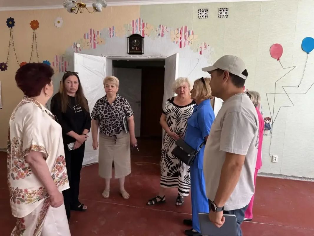 Виктория Сошина: В рамках партийных проектов «Лица Героев» и реализации Народной программы партии «Единая Россия» совместно с рабочей группой посетила Антрацитовский ясли-сад комбинированного вида № 13 «Барвинок», где... Виктория Сошина: В рамках партийных проектов «Лица Героев» и реализации Народной программы партии «Единая Россия» совместно с рабочей группой посетила Антрацитовский ясли-сад комбинированного вида № 13 «Барвинок», где...