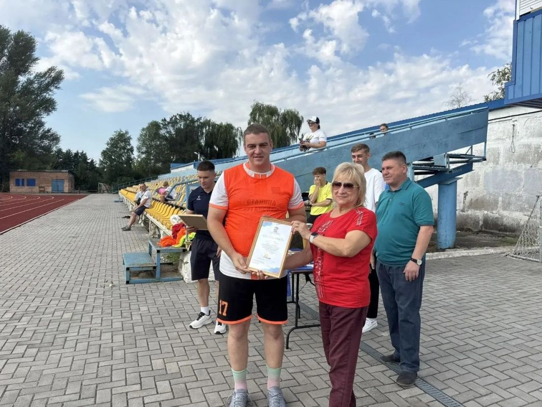 Сегодня глава Станично-Луганского МО Альберт Зинченко совместно с секретарём Единой России Станично-Луганского МО Татьяной Пономаревой и депутатом Единой России Коротаевым Игорем Сергеевичем приняли участие в открытии... Сегодня глава Станично-Луганского МО Альберт Зинченко совместно с секретарём Единой России Станично-Луганского МО Татьяной Пономаревой и депутатом Единой России Коротаевым Игорем Сергеевичем приняли участие в открытии...