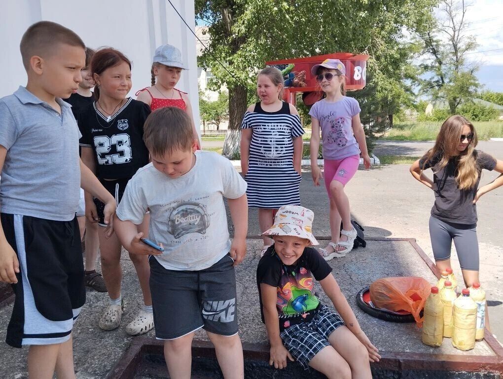 Проводим лето с пользой. «Безопасные каникулы»: юные герои на страже дорог и летних радостей! В рамках кампании «Безопасные каникулы» Дворец культуры им. Шевченко в микрорайоне Алмазный провёл командную игру «Правилам... Проводим лето с пользой. «Безопасные каникулы»: юные герои на страже дорог и летних радостей! В рамках кампании «Безопасные каникулы» Дворец культуры им. Шевченко в микрорайоне Алмазный провёл командную игру «Правилам...