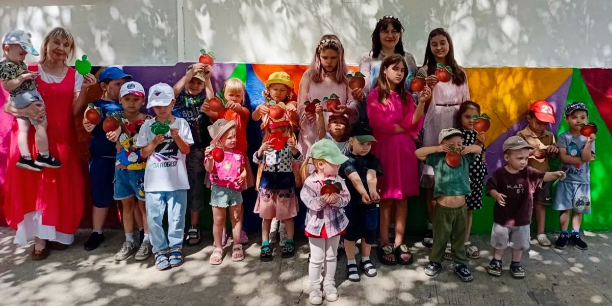 Проводим лето с пользой. «Безопасные каникулы»: юные герои на страже дорог и летних радостей! В рамках кампании «Безопасные каникулы» Дворец культуры им. Шевченко в микрорайоне Алмазный провёл командную игру «Правилам... Проводим лето с пользой. «Безопасные каникулы»: юные герои на страже дорог и летних радостей! В рамках кампании «Безопасные каникулы» Дворец культуры им. Шевченко в микрорайоне Алмазный провёл командную игру «Правилам...