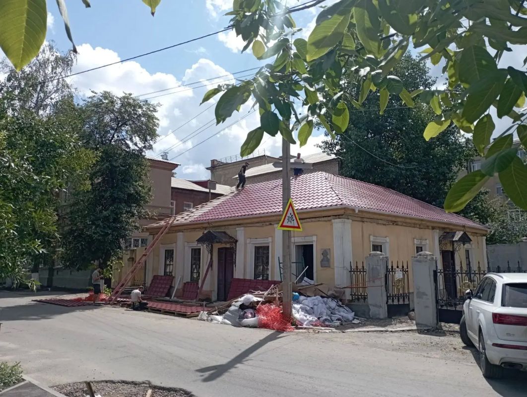 Прогуливаясь по улочкам исторического центра нашего города замечаешь, что в разных его уголках кипит работа Прогуливаясь по улочкам исторического центра нашего города замечаешь, что в разных его уголках кипит работа
