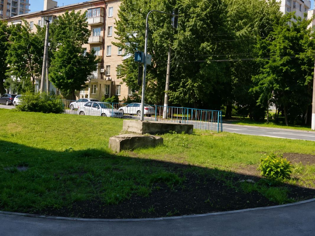 После публикации в парке имени Щорса в Луганске навели порядок