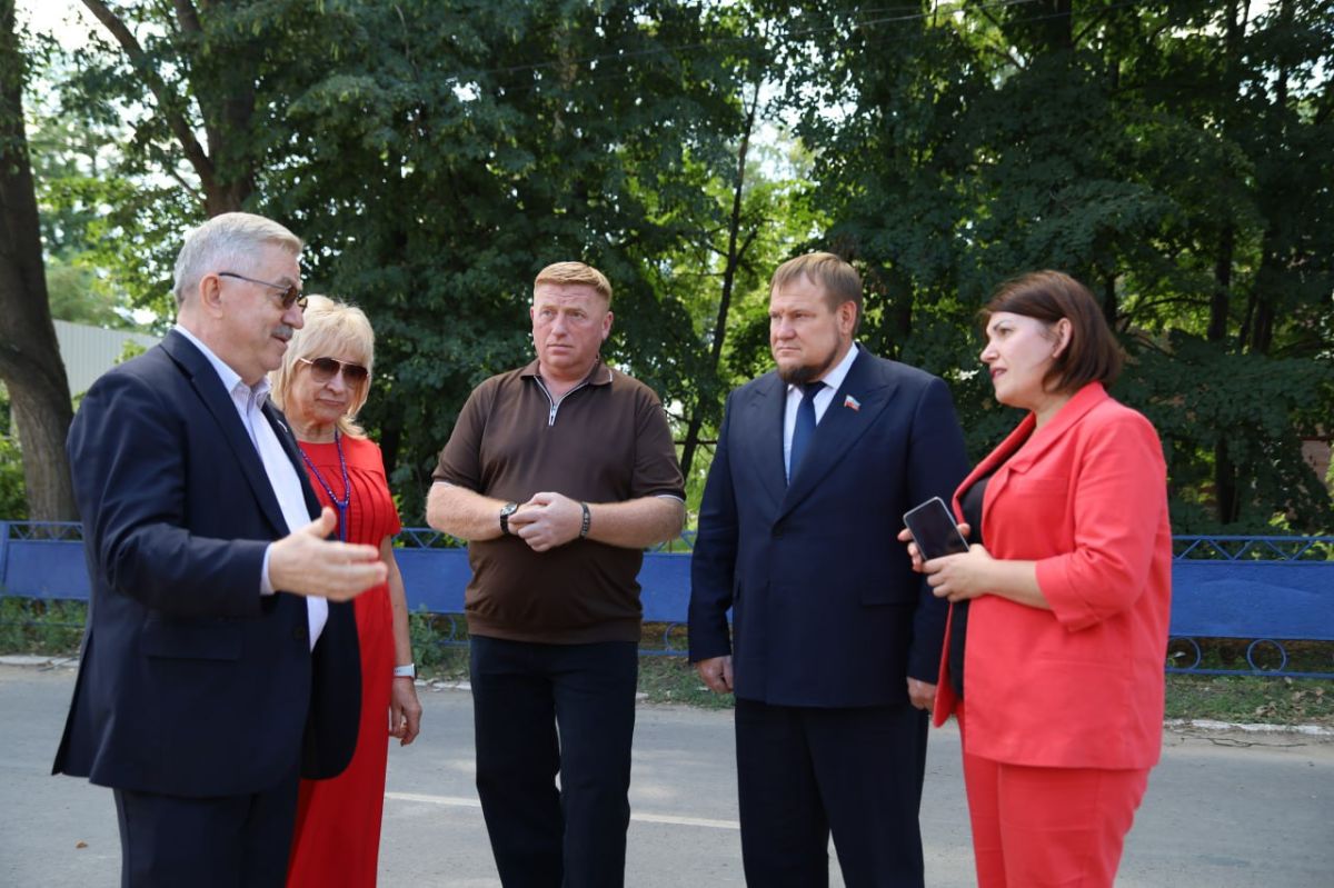 «Партийный десант» оценил ход капремонта Дома культуры и библиотеки в поселке Широкое «Партийный десант» оценил ход капремонта Дома культуры и библиотеки в поселке Широкое