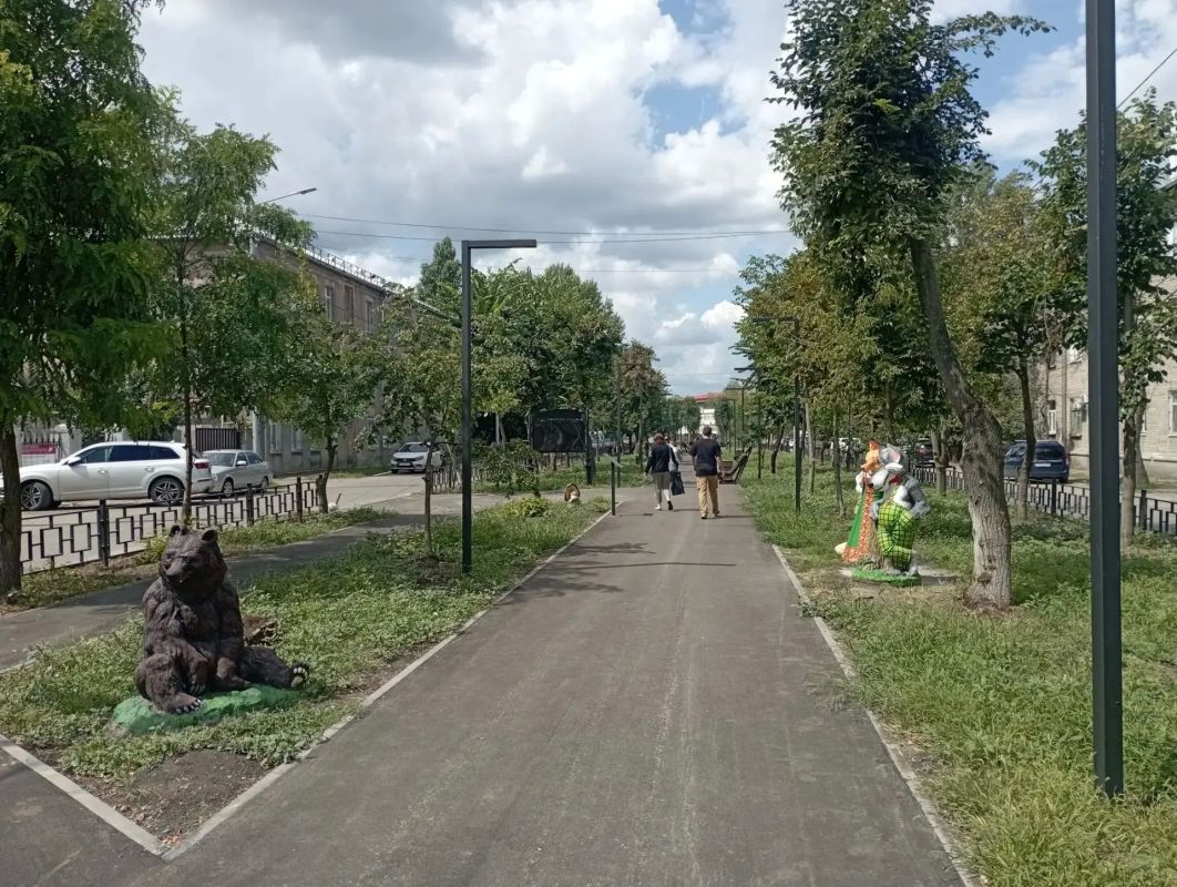Прогуливаясь по улочкам исторического центра нашего города замечаешь, что в разных его уголках кипит работа Прогуливаясь по улочкам исторического центра нашего города замечаешь, что в разных его уголках кипит работа