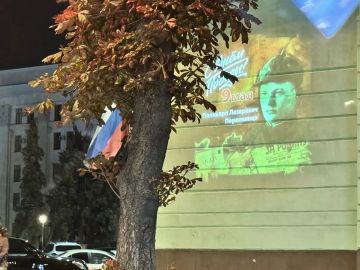 На Театральной площади в Луганск появились проекции, посвященные Дню Победы