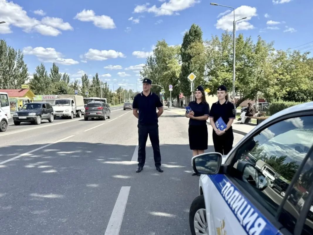 Луганские госавтоинспекторы провели профилактическую акцию ко Всемирному дню ПДД Луганские госавтоинспекторы провели профилактическую акцию ко Всемирному дню ПДД