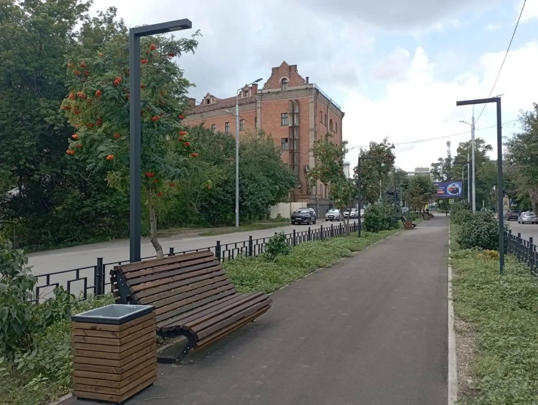 Прогуливаясь по улочкам исторического центра нашего города замечаешь, что в разных его уголках кипит работа Прогуливаясь по улочкам исторического центра нашего города замечаешь, что в разных его уголках кипит работа