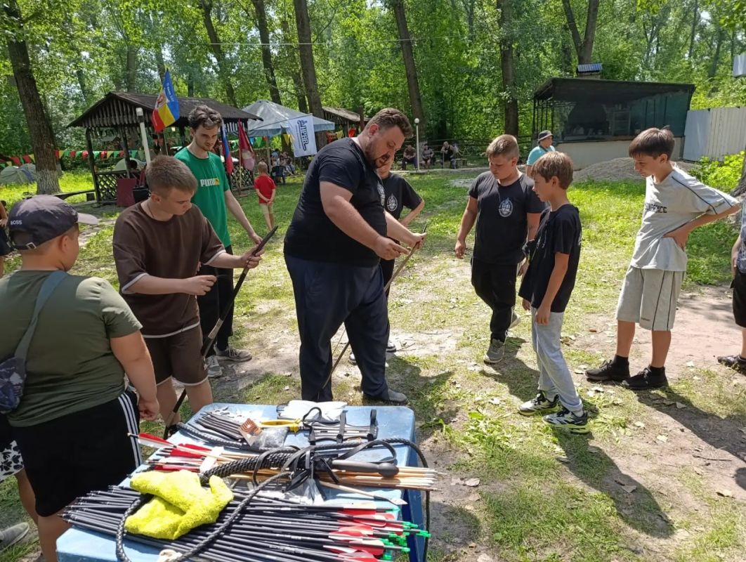 Солнце, звон стали и задорный детский смех – именно так начался наш долгожданный летний лагерь проекта «Казачий нрав» Солнце, звон стали и задорный детский смех – именно так начался наш долгожданный летний лагерь проекта «Казачий нрав»