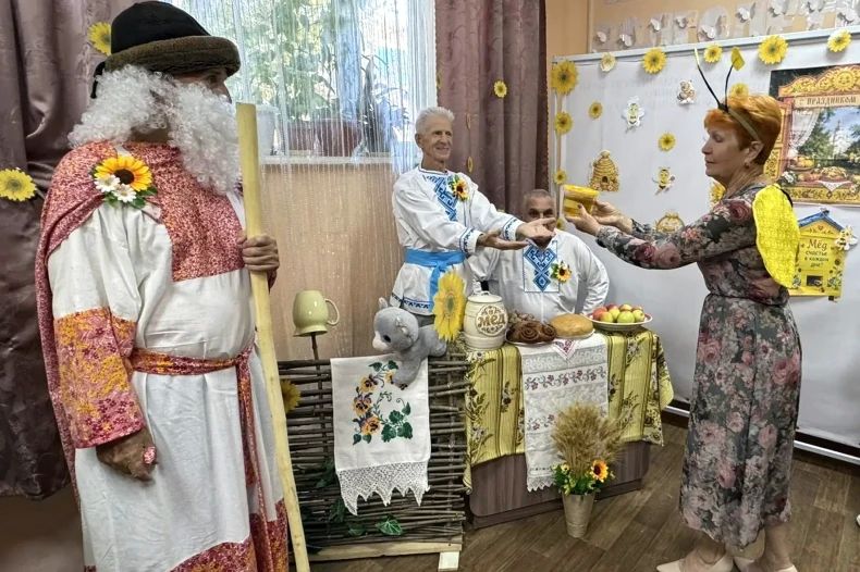 Медовый Спас отметили получатели социальных услуг Свердловского КЦСОН Медовый Спас отметили получатели социальных услуг Свердловского КЦСОН