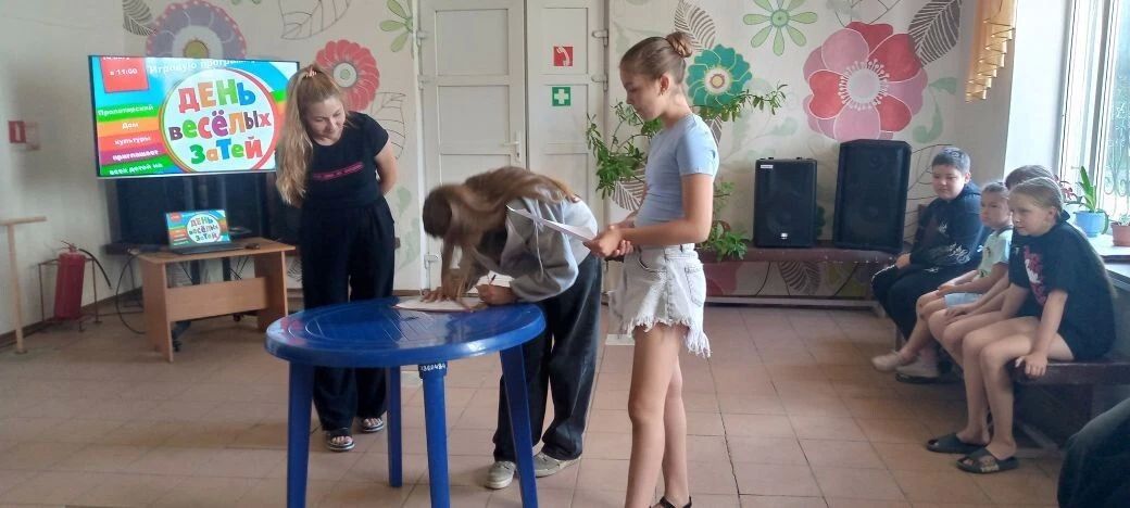 Проводим лето с пользой. «Безопасные каникулы»: юные герои на страже дорог и летних радостей! В рамках кампании «Безопасные каникулы» Дворец культуры им. Шевченко в микрорайоне Алмазный провёл командную игру «Правилам... Проводим лето с пользой. «Безопасные каникулы»: юные герои на страже дорог и летних радостей! В рамках кампании «Безопасные каникулы» Дворец культуры им. Шевченко в микрорайоне Алмазный провёл командную игру «Правилам...
