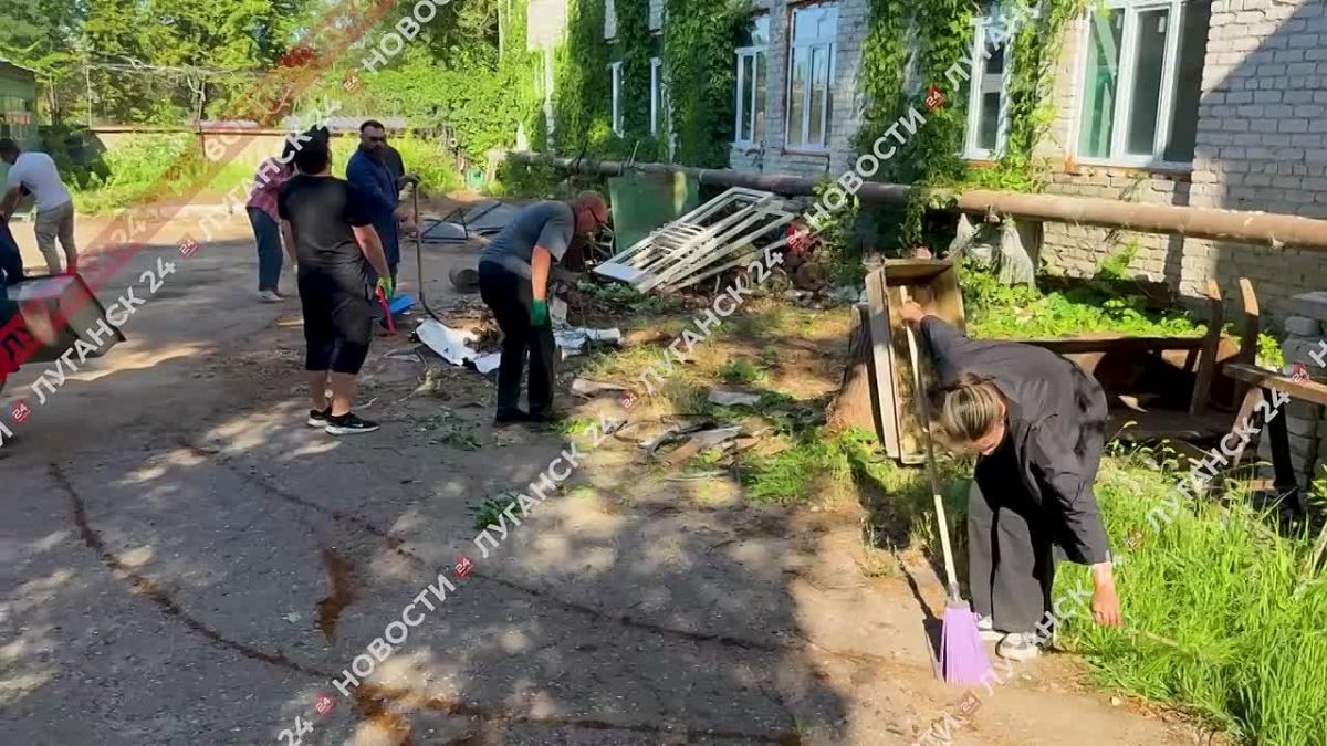 Коллектив ГТРК ЛНР провел субботник на территории предприятия