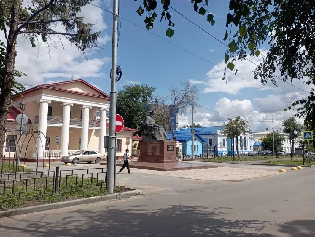 Прогуливаясь по улочкам исторического центра нашего города замечаешь, что в разных его уголках кипит работа Прогуливаясь по улочкам исторического центра нашего города замечаешь, что в разных его уголках кипит работа