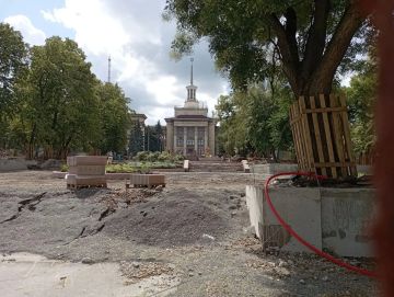 Прогуливаясь по улочкам исторического центра нашего города замечаешь, что в разных его уголках кипит работа