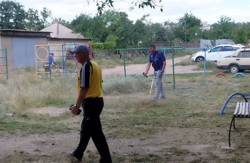 В поселке Краснодон проведен субботник на детской площадке В поселке Краснодон проведен субботник на детской площадке