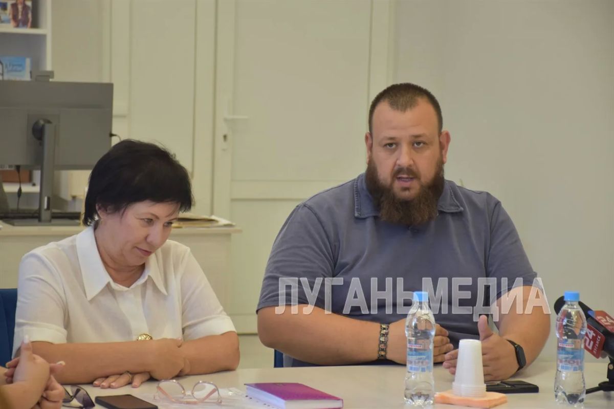 Депутат Народного Совета ЛНР Иван Санаев встретился с ровеньчанами Депутат Народного Совета ЛНР Иван Санаев встретился с ровеньчанами