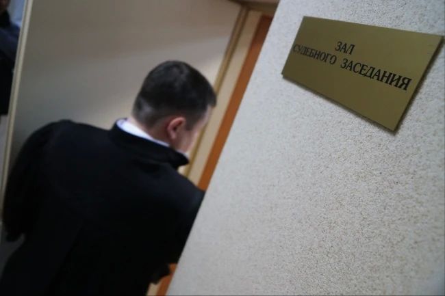 В ЛНР пенсионер получил штраф, ударив соседа триммером