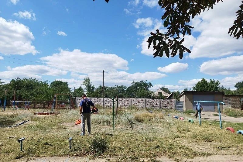 В поселке Краснодон проведен субботник на детской площадке В поселке Краснодон проведен субботник на детской площадке
