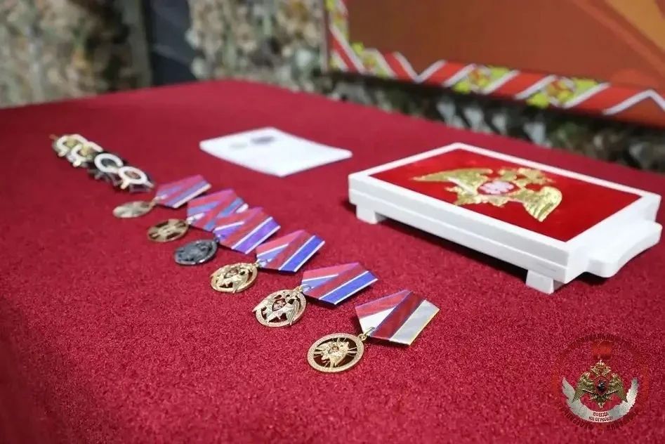 В ЛНР росгвардейцев наградили за мужество В ЛНР росгвардейцев наградили за мужество