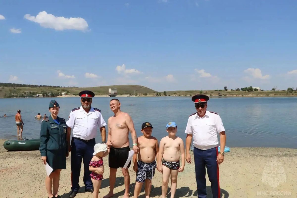 Сотрудники МЧС России и казаки профилактируют несчастные случаи на воде в Лутугинском м.о.