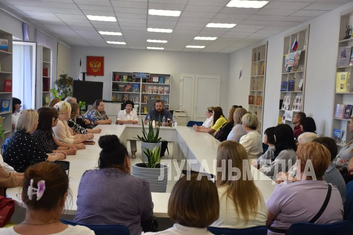 Депутат Народного Совета ЛНР Иван Санаев встретился с ровеньчанами Депутат Народного Совета ЛНР Иван Санаев встретился с ровеньчанами