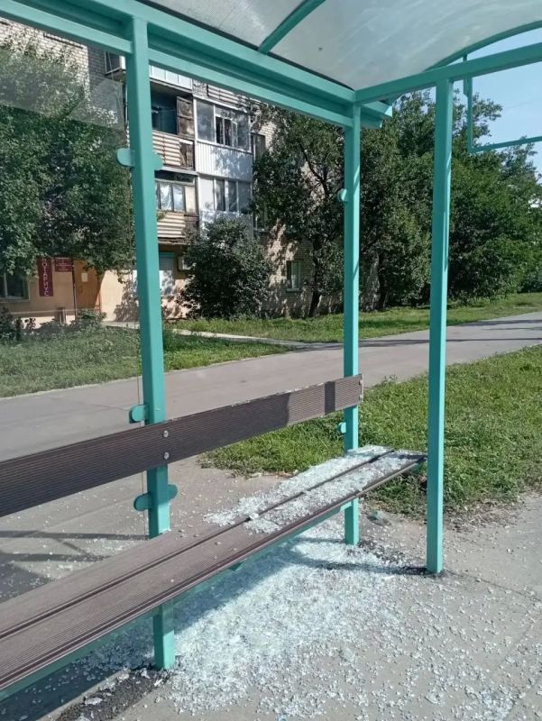 В Луганске оперативно восстановили разбитую остановку на Ватутина В Луганске оперативно восстановили разбитую остановку на Ватутина