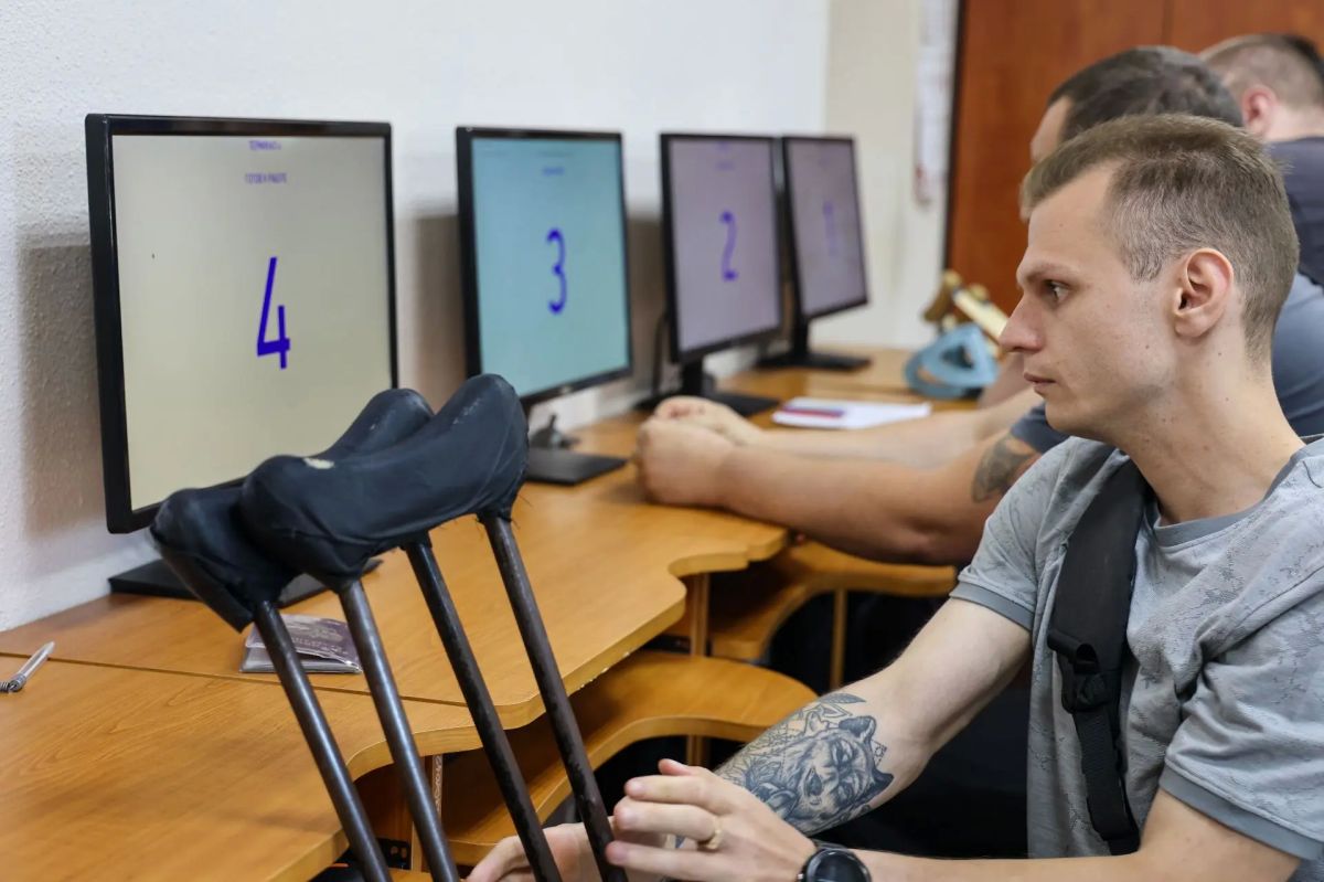 Сотрудники Луганской Госавтоинспекции приняли экзамены на управление транспортным средством у кандидатов с ограниченными возможностями Сотрудники Луганской Госавтоинспекции приняли экзамены на управление транспортным средством у кандидатов с ограниченными возможностями