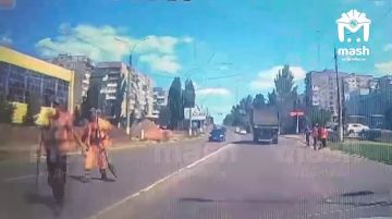 Момент аварии с отлетевшим колесом в Алчевске ЛНР попал на видео