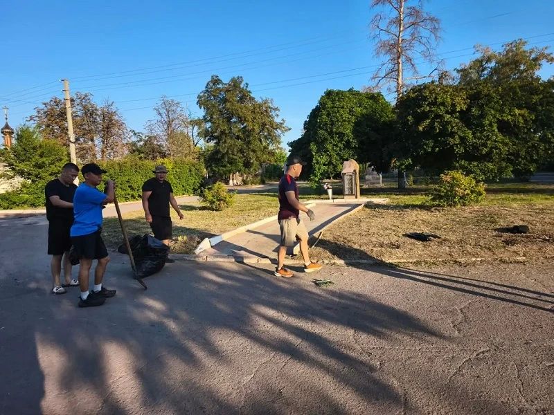 Память живёт в делах: состоялся субботник у памятника погибшим жителям Память живёт в делах: состоялся субботник у памятника погибшим жителям