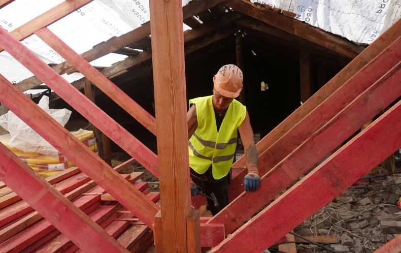 В Свердловске при поддержке Красноярского края идет капитальный ремонт кровли дома на улице Кожедуба В Свердловске при поддержке Красноярского края идет капитальный ремонт кровли дома на улице Кожедуба