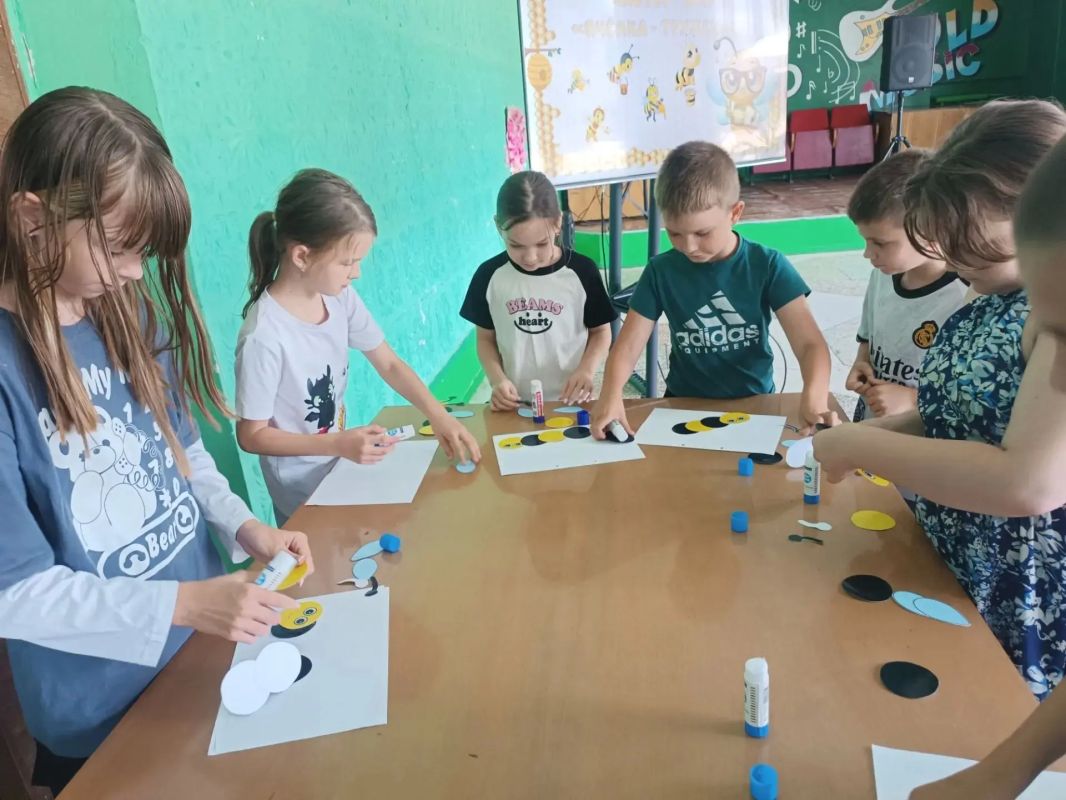 В Доме культуры посёлка Червоный Прапор прошёл мастер-класс «Пчёлка-труженица» В Доме культуры посёлка Червоный Прапор прошёл мастер-класс «Пчёлка-труженица»