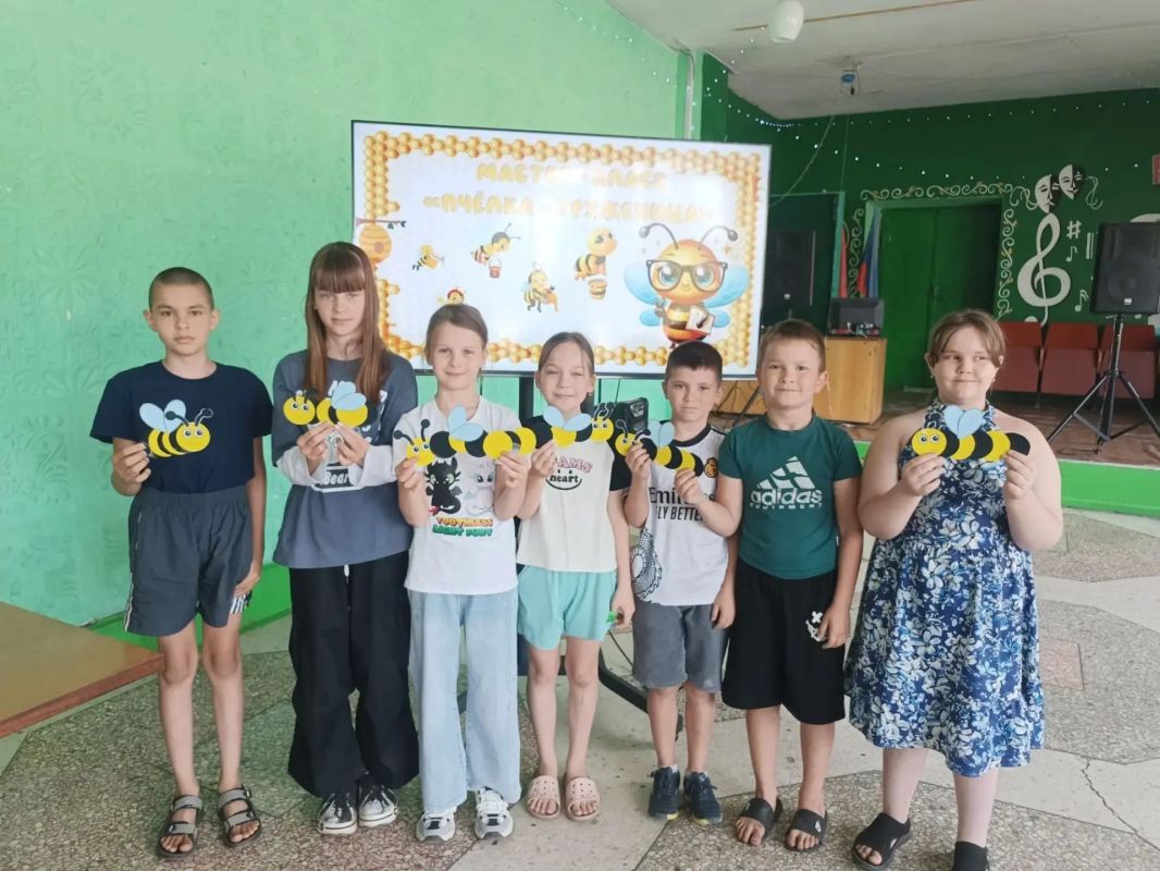 В Доме культуры посёлка Червоный Прапор прошёл мастер-класс «Пчёлка-труженица» В Доме культуры посёлка Червоный Прапор прошёл мастер-класс «Пчёлка-труженица»