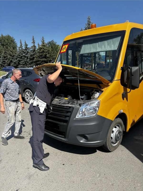 Перед 1 сентября инспекторы проверяют школьные автобусы в Антраците Перед 1 сентября инспекторы проверяют школьные автобусы в Антраците
