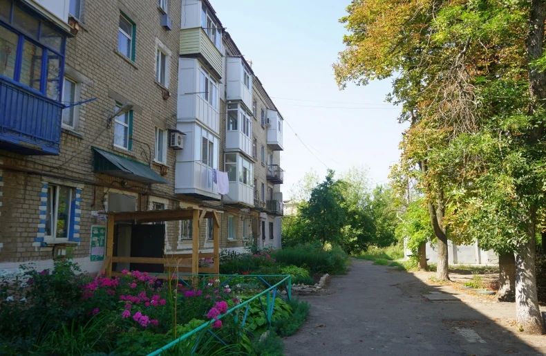 В Свердловске при поддержке Красноярского края идет капитальный ремонт кровли дома на улице Кожедуба