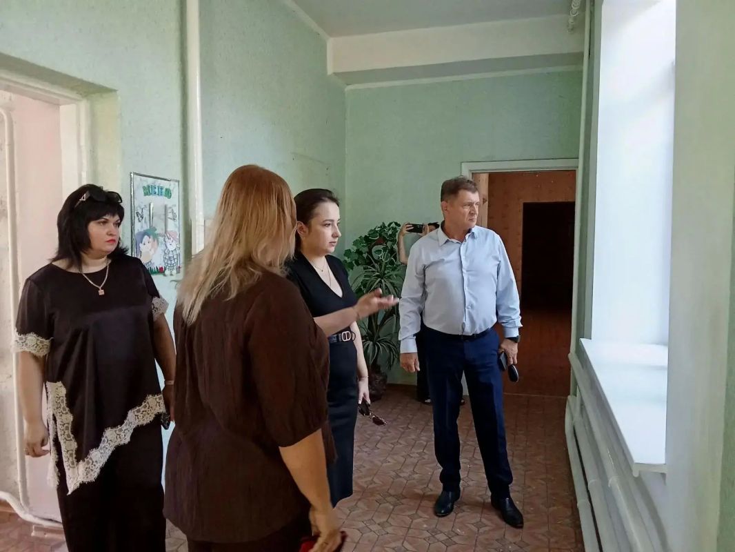 Председатель Совета городского округа город Алчевск Роман Лысенко принял участие в работе штаба общественного контроля, который следит за ходом ремонтно-восстановительных работ в рамках программы «Модернизация школьных... Председатель Совета городского округа город Алчевск Роман Лысенко принял участие в работе штаба общественного контроля, который следит за ходом ремонтно-восстановительных работ в рамках программы «Модернизация школьных...