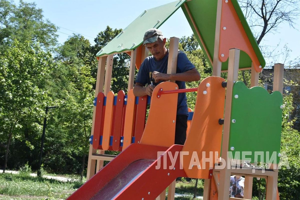 В Антраците близится к финалу реконструкция сквера на ул. Урицкого В Антраците близится к финалу реконструкция сквера на ул. Урицкого
