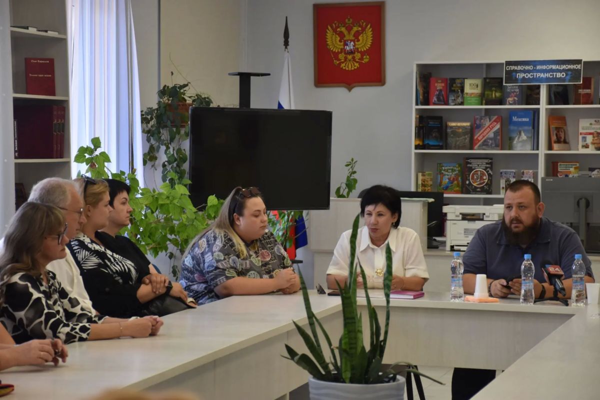 Иван Санаев: Завершил рабочий день в Ровеньках встречей с представителями ключевых социальных сфер: здравоохранения, образования и социальной политики Иван Санаев: Завершил рабочий день в Ровеньках встречей с представителями ключевых социальных сфер: здравоохранения, образования и социальной политики