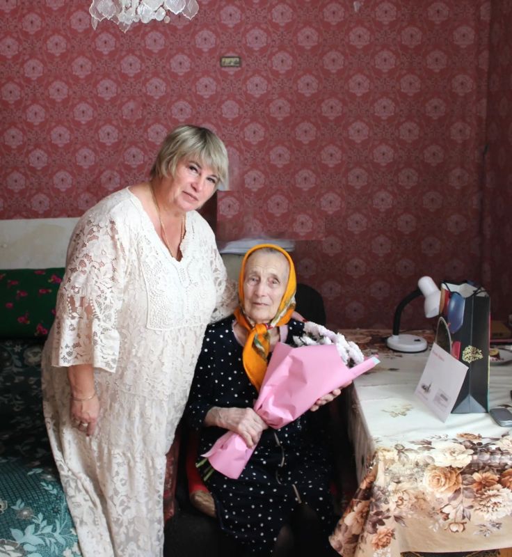Глава Белокуракинского муниципального округа поздравила с 92-летием Веру Давидовну Шкурскую