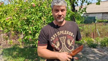Лишился руки, но не бросил любимое дело: Кузнец создает ножи не только молотом и наковальней, но и силой воли