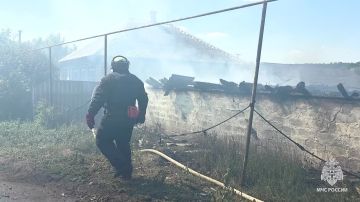 СПАСАТЕЛИ МЧС РОССИИ ОТСТОЯЛИ ОТ ОГНЯ ЖИЛОЙ ДОМ В СТАРОБЕЛЬСКОМ ОКРУГЕ