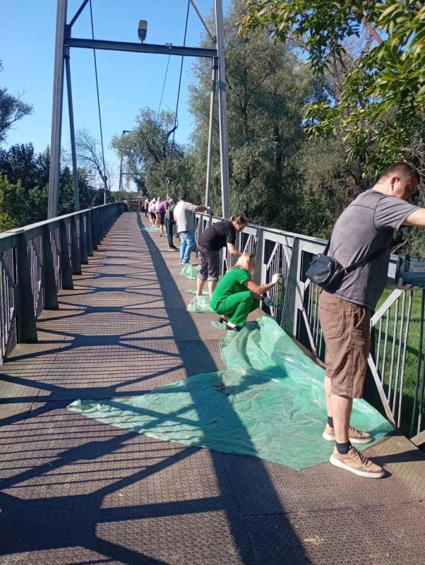 Акция по благоустройству проходит в парке Горького накануне юбилея Акция по благоустройству проходит в парке Горького накануне юбилея