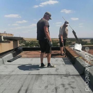 В Красном Луче специалисты ЕУК отремонтировали кровлю многоэтажки на улице Краснознаменной