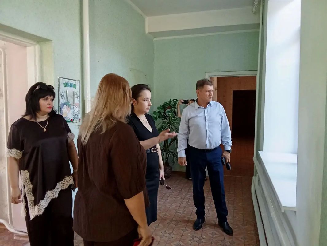 Председатель Совета городского округа город Алчевск Роман Лысенко принял участие в работе штаба общественного контроля, который следит за ходом ремонтно-восстановительных работ в рамках программы «Модернизация школьных... Председатель Совета городского округа город Алчевск Роман Лысенко принял участие в работе штаба общественного контроля, который следит за ходом ремонтно-восстановительных работ в рамках программы «Модернизация школьных...