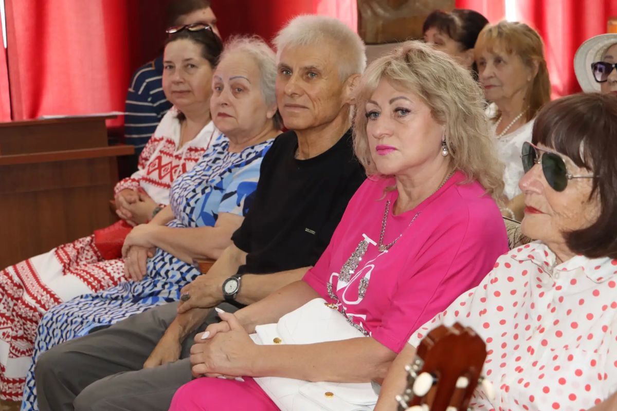 В Стаханове открылась выставка, пронизанная любовью к Донбассу В Стаханове открылась выставка, пронизанная любовью к Донбассу