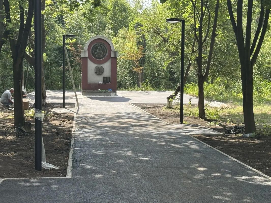 Продолжаем комплексное благоустройство территории у памятного знака ликвидаторам аварии на Чернобыльской АЭС Продолжаем комплексное благоустройство территории у памятного знака ликвидаторам аварии на Чернобыльской АЭС