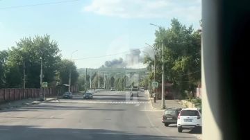 Над Каменнобродским районом Луганска после взрывов поднимается столб дыма, пишет "ЛуганскИнформЦентр Z"