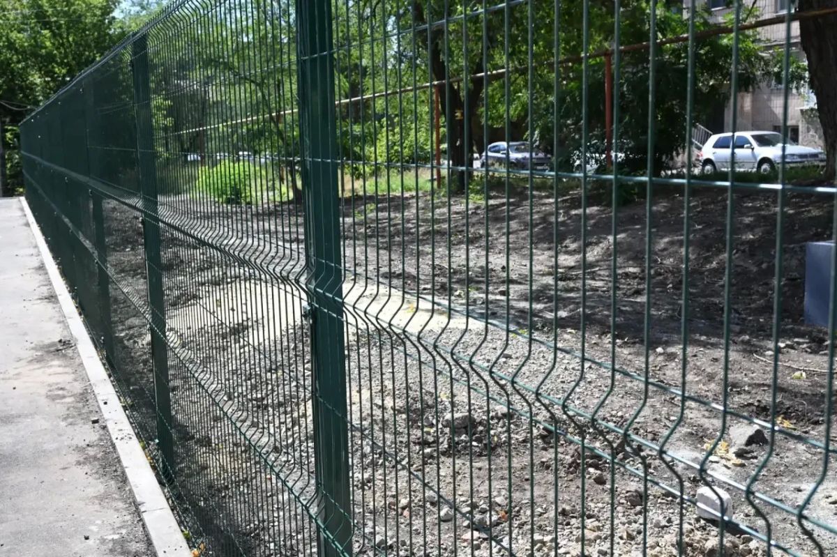 Продолжаются работы во внутреннем дворе за зданием Краснодонского ЗАГСа Продолжаются работы во внутреннем дворе за зданием Краснодонского ЗАГСа