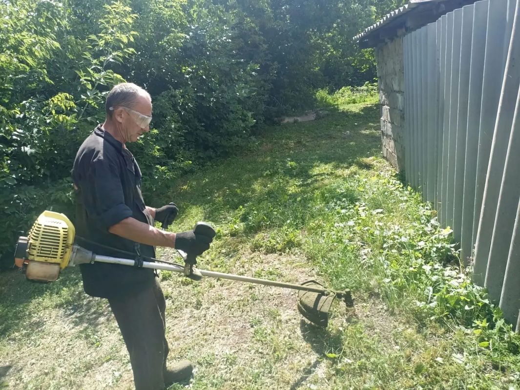 В рамках акции «Добрые дела», отделом по обеспечению жизнедеятельности пгт Комиссаровка была организована работа по оказанию помощи в благоустройстве придомовой территории одиноко проживающей матери участника СВО Алле... В рамках акции «Добрые дела», отделом по обеспечению жизнедеятельности пгт Комиссаровка была организована работа по оказанию помощи в благоустройстве придомовой территории одиноко проживающей матери участника СВО Алле...