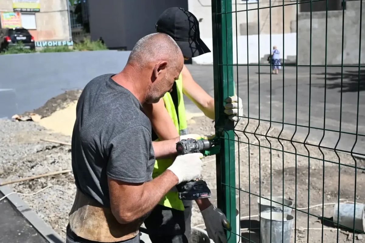Продолжаются работы во внутреннем дворе за зданием Краснодонского ЗАГСа Продолжаются работы во внутреннем дворе за зданием Краснодонского ЗАГСа