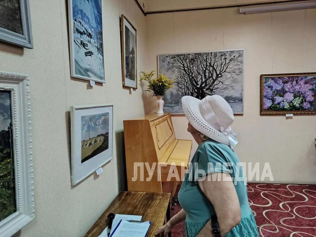 В стахановском музее открылась выставка художника Александра Смирнова В стахановском музее открылась выставка художника Александра Смирнова