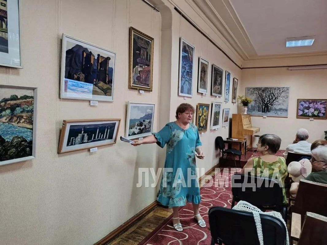 В стахановском музее открылась выставка художника Александра Смирнова В стахановском музее открылась выставка художника Александра Смирнова